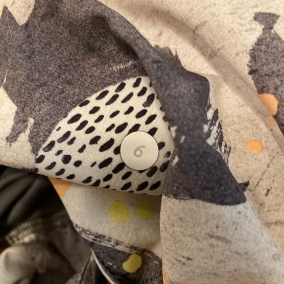 LULULEMON Om Pant Mini Art Pop White multi/ Slate. Size 6 - Picture 4 of 7